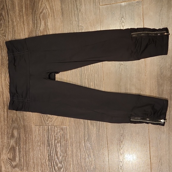 ❤️ LULULEMON BLACK ZIP HEM CAPRI LEGGINGS, 8 - Picture 1 of 7
